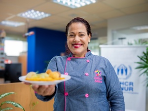 Serviço de buffet Fusão de Sabores apresentando salgados artesanais em evento corporativo, com atendimento profissional e personalizado.