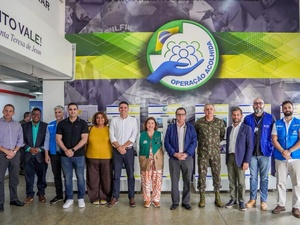 Representantes do MTE, MDS, Operação Acolhida, ACNUR e parceiros posam para foto durante a visita oficial do ministro Luiz Marinho a Boa Vista/RR