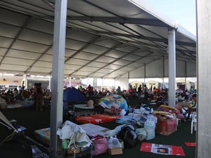 Abrigo temporário para pessoas afetadas pelos terremotos devastadores no Complexo Esportivo José María Vargas, em La Guaira, Venezuela.