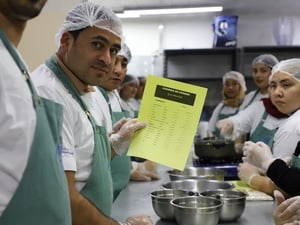 Curso voltado para gastronomia está sendo oferecido para 12 mulheres e oito homens afegãos refugiados no Brasil