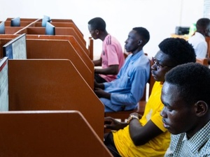 Pessoas refugiadas sudanesas usam computadores em um centro de conectividade no assentamento de refugiados de Farchana, no Chade