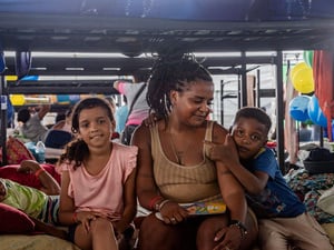 Yolimar Carrión é fotografada com dois filhos em abrigo provisório na Venezuela