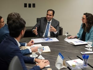 Representantes do ACNUR e da OAB participam de reunião durante a assinatura de memorando de entendimento para ampliar o acesso à proteção e aos direitos de pessoas refugiadas.