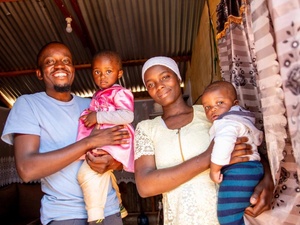 Azariah Samuel (à esquerda) e sua família em Nairóbi, em 2024, quatro anos depois de eles e outros membros da comunidade Shona terem recebido a cidadania queniana.