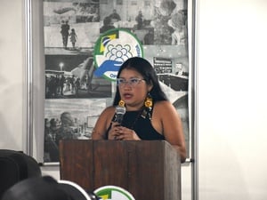 Representante indígena Taurepang discursa durante cerimônia de reconhecimento da condição de refugiado para integrantes de comunidades indígenas venezuelanas em Pacaraima, Roraima.
