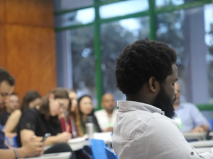 Grupo de participantes em atividade de capacitação presencial em sala de aula