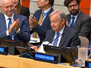 Secretário Geral António Guterres é aplaudido após seu discurso no evento da Assembleia Geral da ONU, promovido pelo ACNUR