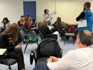 Participantes de treinamento reúnem-se em sala de aula durante atividade em grupo sobre coordenação e gestão de abrigos no Rio Grande do Sul