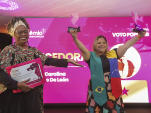 Yedimar celebra seus dois prêmios recebidos pelo Prêmio Empreendedora 2026 em Curitiba, nas categorias Voto Popular e MEI