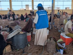 O ACNUR visita local em Obock, Djibouti, que acolhe famílias de refugiados iemenitas que chegaram de barco após serem forçadas a fugir da intensificação das hostilidades na costa oeste do Iêmen.