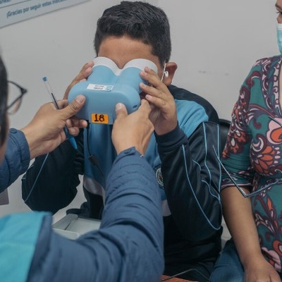 Funcionários do ACNUR registram pessoas refugiadas venezuelanas durante a atividade de registro do ACNUR em Ibarra, no norte do Equador.