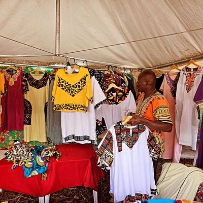 O senegales Ousmane Mbaye atende clientes em seu ateliê de moda em Brasília