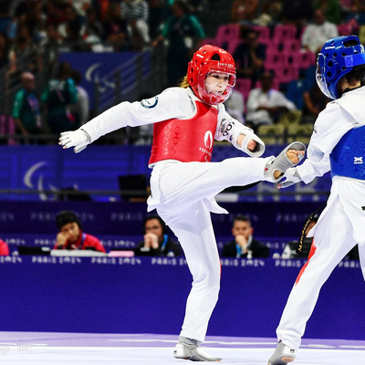 Zakia Khudadadi (à esquerda) compete contra Nurcihan Ekinci, da Turquia, em luta para decidir quem leva a medalha de bronze.