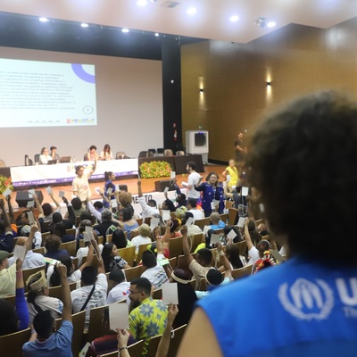 Delegados refugiados e migrantes de diferentes nacionalidades e regiões do Brasil votam durante a plenária final da II COMIGRAR.