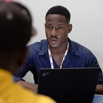 O haitiano Steve Seide tem auxiliado a aprimorar o atendimento a pessoas refugiadas e migrantes em São Paulo