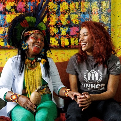 Kat Graham conversando com liderança Pataxó, 
