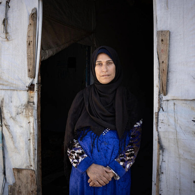 Shadia Mohammad Jesm, 50, está na entrada de sua tenda no assentamento de refugiados Jasmine em Saadnayel, Líbano