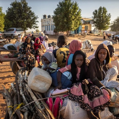 Uma família sudanesa chega à cidade fronteiriça de Adre, no Chade