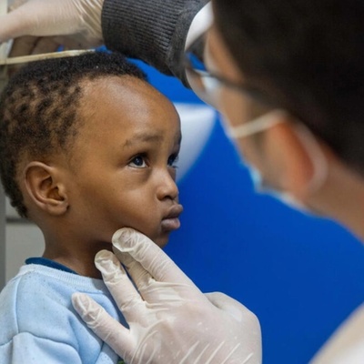 Mohamed, uma criança refugiada sudanesa de dois anos com anemia, é examinado em uma clínica no Cairo administrada pelo parceiro do ACNUR, Refuge Egypt. 