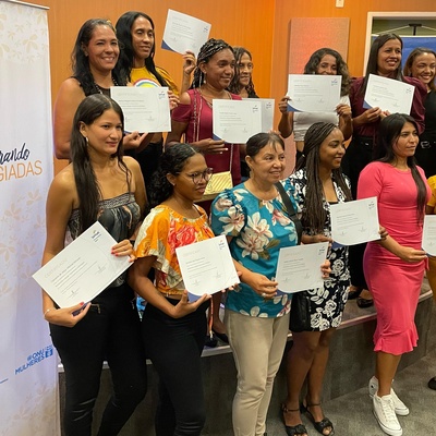 Mulheres refugiadas reunidas na formatura do curso oferecido pelo programa Empoderando Refugiadas