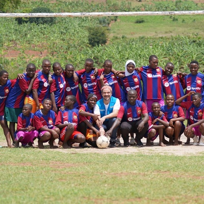 Poncho Herrera com crianças refugiadas em Uganda