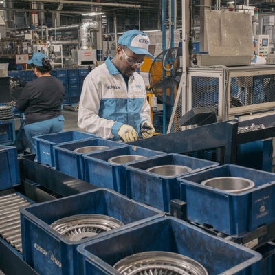 Homem haitiano trabalha em fábrica de autopeças em empresa no México