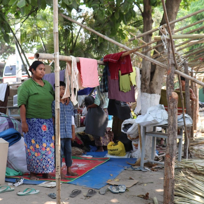 A filha mais nova de U Than Win e o neto ferido estão no complexo escolar onde a família está hospedada, após a destruição de sua casa no terremoto.