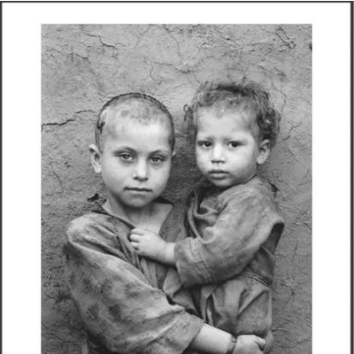 Foto de Sebastião Salgado com duas crianças, uma no colo da outra