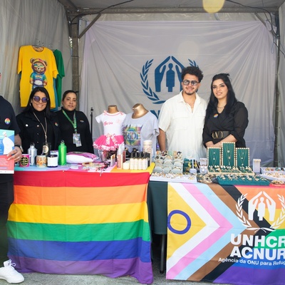 Refugiadas empreendedoras em tenda facilitada pelo ACNUR durante a Feira Cultural da Diversidade, em São Paulo