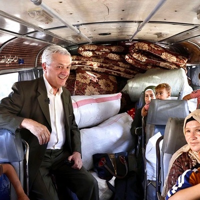 O Alto Comissário das Nações Unidas para Refugiados, Filippo Grandi, com mulheres e crianças que retornavam do Líbano para a Síria