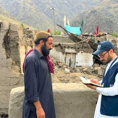 Funcionários do parceiro da UNHCR, ARWEO, avaliam os danos na vila de Mazar Dara, na província de Kunar, após o terremoto que atingiu em 31 de agosto.