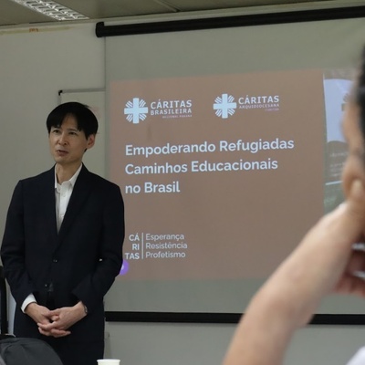 Cônsul-geral adjunto do Japão em Curitiba, Rei Oiwa, em conversa com alunas do Empoderando Refugiadas