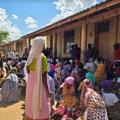 Famílias recém-deslocadas do norte de Cabo Delgado aguardam para receber assistência em uma escola no distrito de Macomia, em 1º de outubro.