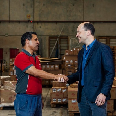 Empresas de diferentes setores que promovem a empregabilidade de pessoas refugiadas e migrantes estarão presentes no lançamento do Hub Empresas com Refugiados Paraná
