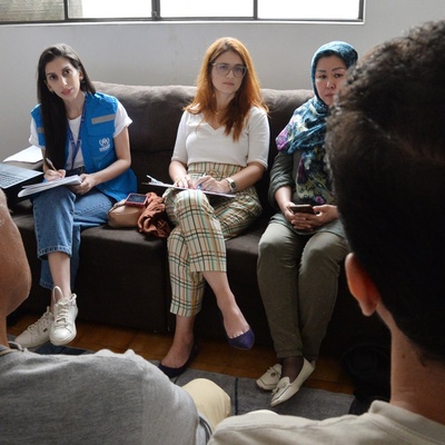 Equipe de visita conta com acompanhamento de mediadora cultural, a fim de garantir a melhor comunicação para as entrevistas