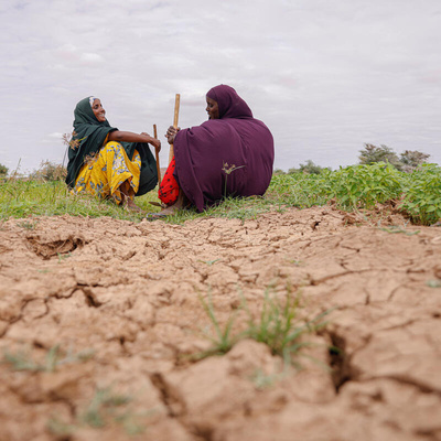 Beneficiárias de cooperativas agrícolas perto do campo de refugiados de Kobe, na Etiópia, onde o solo está rachado pela seca
