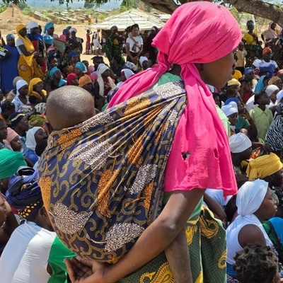 Famílias recém-deslocadas se reúnem ao ar livre no distrito de Erati, na província de Nampula, no norte de Moçambique, após fugirem da recente onda de violência