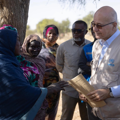 O Alto Comissário das Nações Unidas para Refugiados, Barham Salih, encontra-se com refugiados sudaneses e membros da comunidade local que cultivam e vendem produtos agrícolas juntos em uma horta em Farchana, Chade.