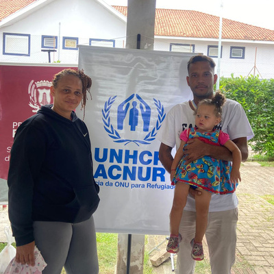 O casal venezuelano Guirros e Ronni, com a filha Mia, atendidos no mutirão de documentação em Piraquara (PR)
