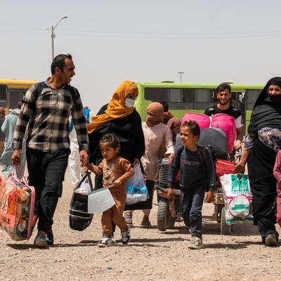 Família afegã retorna do Irã após atravessar a fronteira de Islam Qala, na província de Herat, no Afeganistão, em julho de 2025