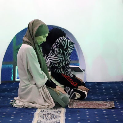 Durante o mês do Ramadã, a quebra do jejum, ao anoitecer, é precedida de orações