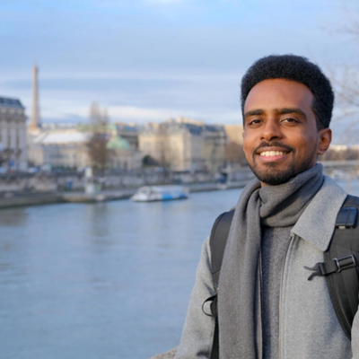 Faniel, um refugiado eritreu de 29 anos, nascido e criado em Sana'a, no Iêmen, às margens do Rio Sena, em Paris, França.
