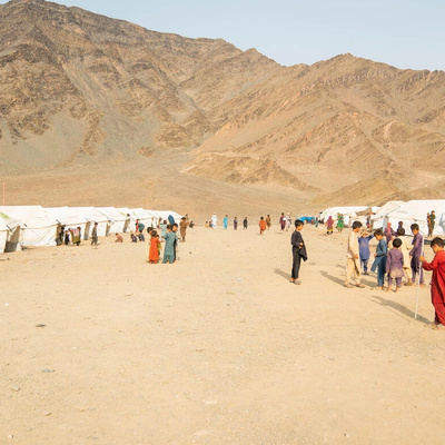 Famílias afegãs que retornaram recentemente vivem em tendas perto da passagem de fronteira de Torkham com o Paquistão.
