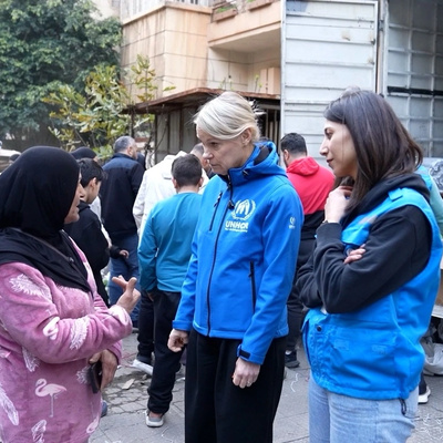 Haniya (à esquerda), uma das dezenas de milhares de pessoas deslocadas em todo o Líbano por ataques aéreos israelenses e alertas de evacuação, participa de uma distribuição do ACNUR em Beirute. 