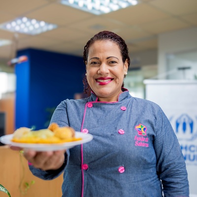 Serviço de buffet Fusão de Sabores apresentando salgados artesanais em evento corporativo, com atendimento profissional e personalizado.