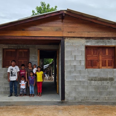 Casa construída com família na frente