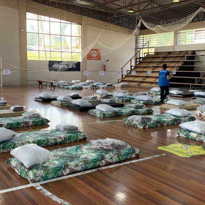 Equipe do ACNUR em no abrigo emergencial montado durante a ação em Bento Gonçalves (RS)