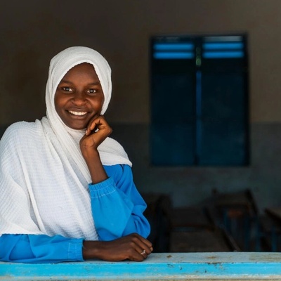 A refugiada sudanesa Hawa Ahmat Adam, de 18 anos, em sua escola de ensino médio no campo de refugiados de Farchana, no leste do Chade