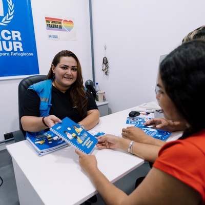 Trabalhadora do ACNUR atende refugiados