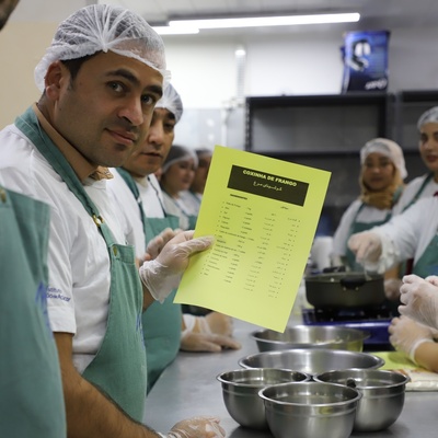 Curso voltado para gastronomia está sendo oferecido para 12 mulheres e oito homens afegãos refugiados no Brasil